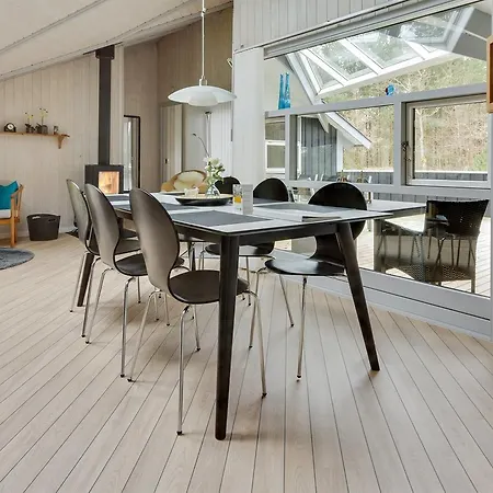 Four-bedroom Holiday In بيت للعطل هالس